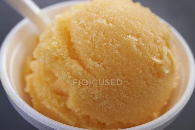 Cucharada de helado de mango - foto de stock