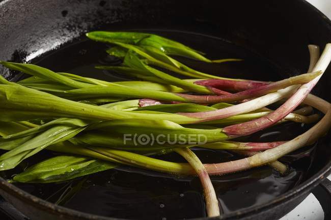 Fried wild leeks in pan — Stock Photo