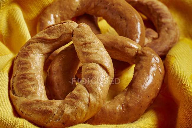 Vue rapprochée des anneaux de pâtisserie Taralli sur tissu jaune — Photo de stock
