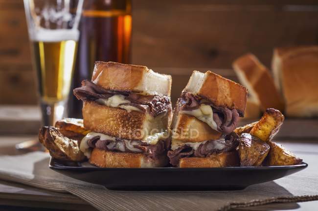 Ростбиф и бутерброды — стоковое фото