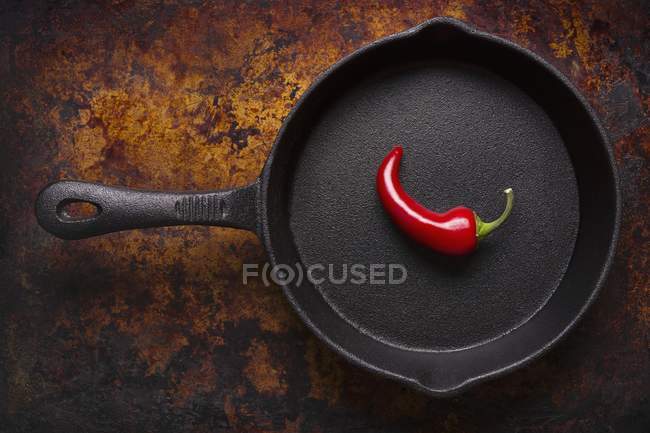 Красный перец чили в железной сковороде — стоковое фото