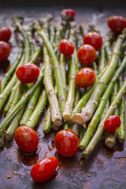 Asparagus and organic grape tomatoes — Stock Photo