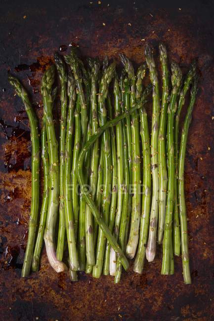 Roasted asparagus with olive oil — Stock Photo