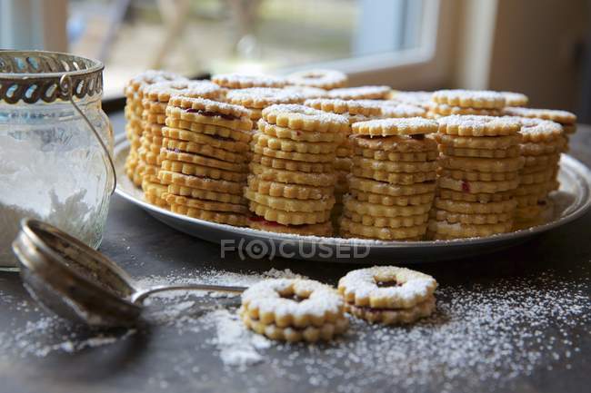 Jammy shortbread biscuits — Stock Photo