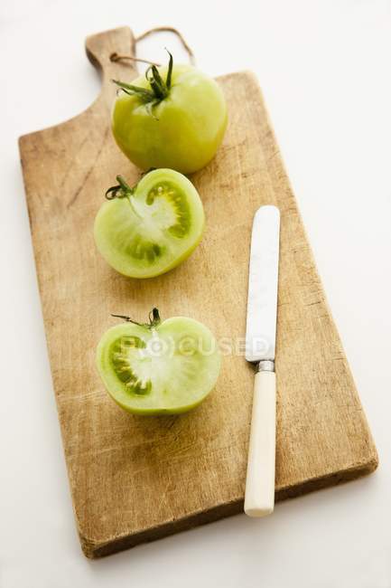 Tomates verdes cortados pela metade — Fotografia de Stock