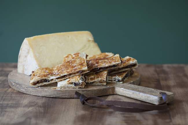 Sheep's cheese and flaky raisin — Stock Photo