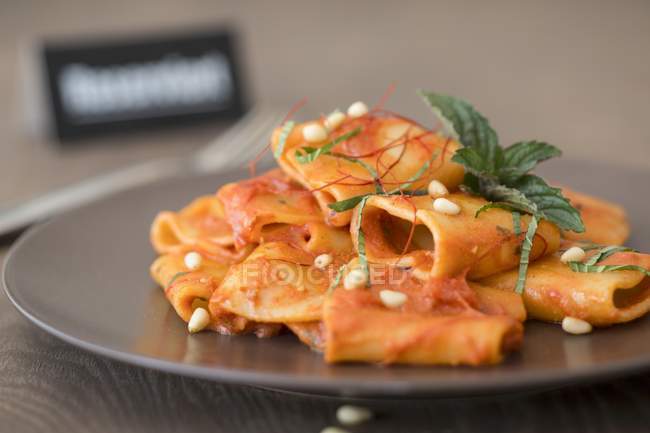 Pasta Paccheri con salsa de tomate y ricotta - foto de stock