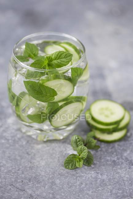 Water flavoured with cucumber — Stock Photo