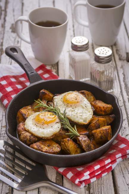 Смажена запечена картопля зі смаженими яйцями — стокове фото