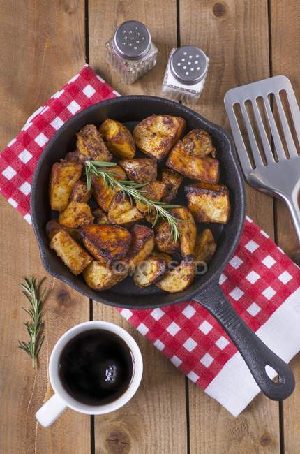 Patate al forno speziate con rosmarino — Foto stock