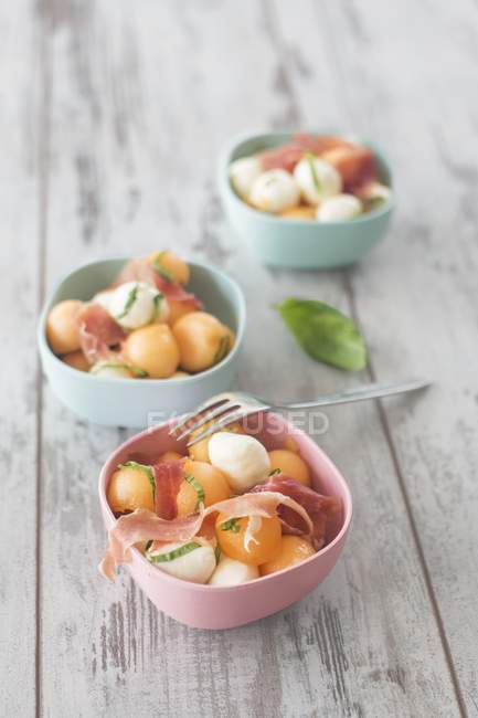 Melonen-Salate mit Mozzarella-Bällchen — Stockfoto