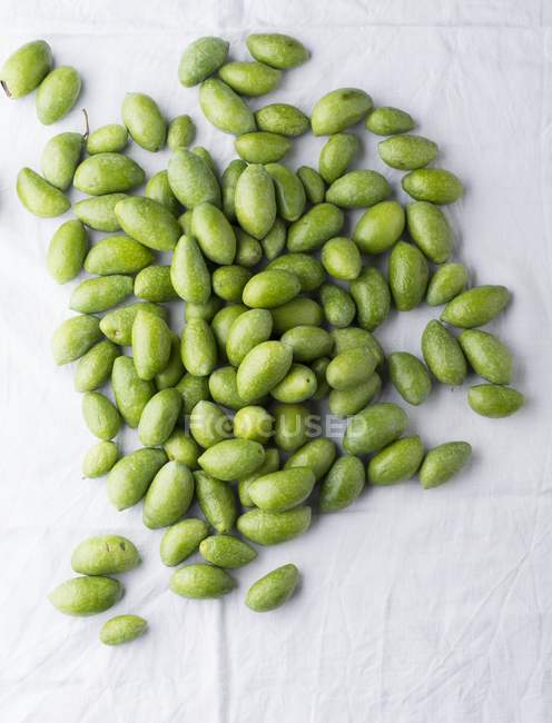 Tas d'olives vertes fraîches — Photo de stock