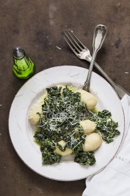 Gnocchi with spinach and cheese — Stock Photo