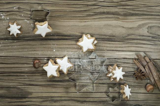 Estrellas de canela y palitos de canela - foto de stock