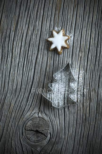 Estrellas de canela en un tablero de madera - foto de stock