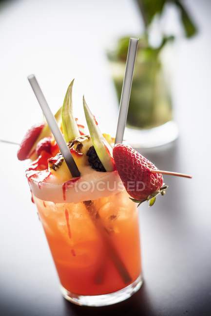 Cocktail avec une brochette de fruits — Photo de stock