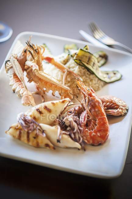 Grill platter with squid and prawns — Stock Photo