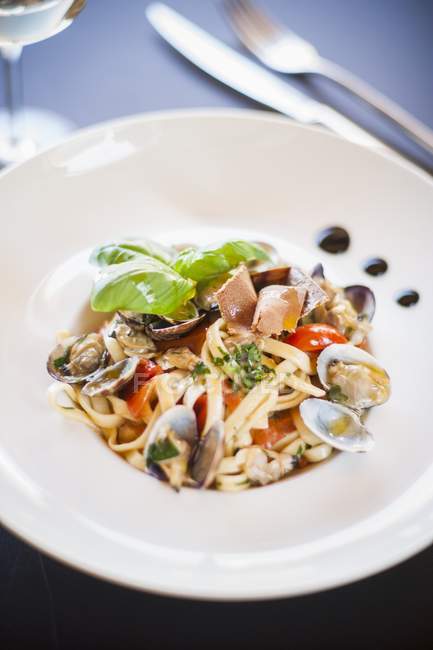 Tagliatelle pasta with clams — Stock Photo