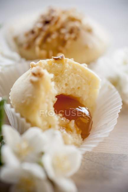 Muffins com amêndoas picadas — Fotografia de Stock
