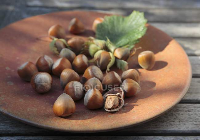 Орешки на ржавом блюде — стоковое фото