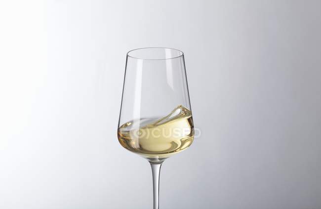 Елегантний келих білого вина — стокове фото