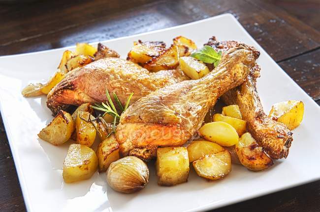 Roasted chicken with potatoes — Stock Photo