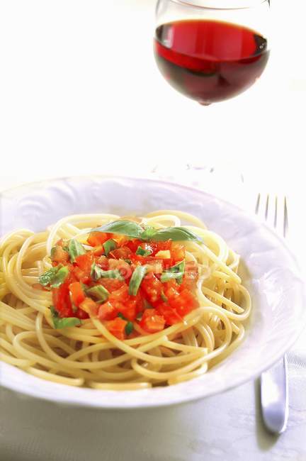 Спагетті з нарізаними помідорами — стокове фото