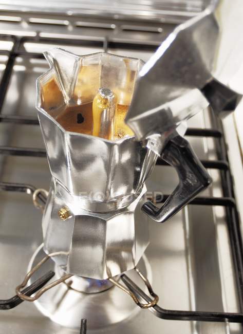 Приготування кави еспресо глечик, у — стокове фото