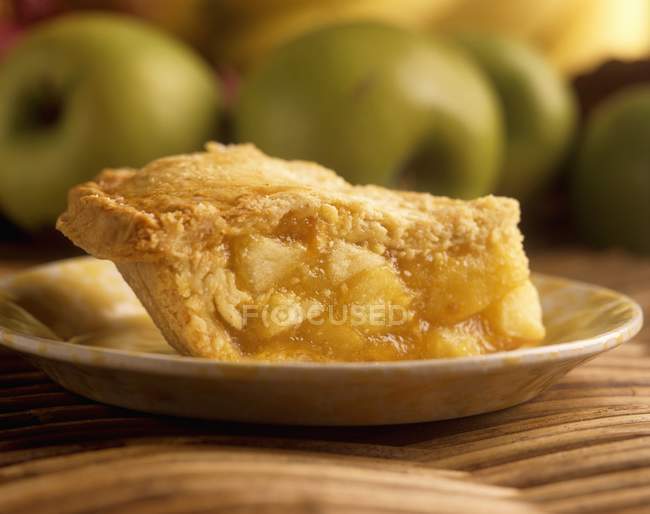 Ломтик яблочного пирога на тарелке — стоковое фото