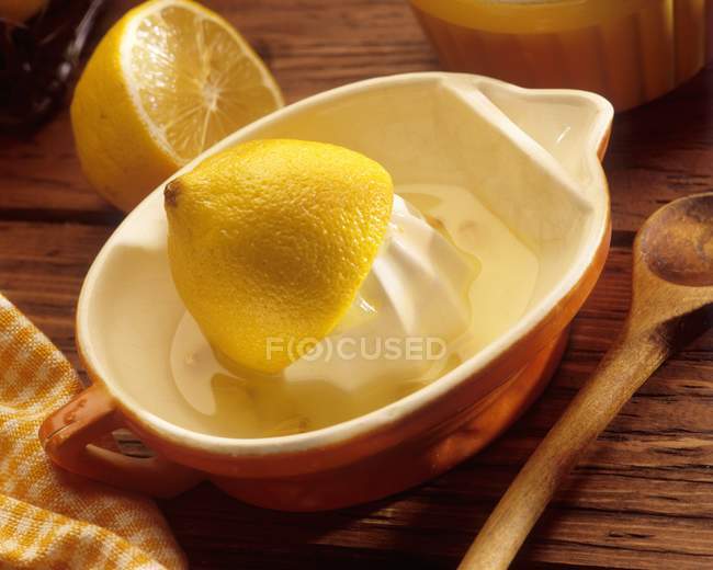 Zitrone mit altmodischer Saftpresse — Stockfoto