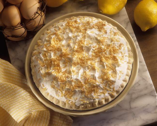 Zitronenkuchen mit Baiser-Topping — Stockfoto