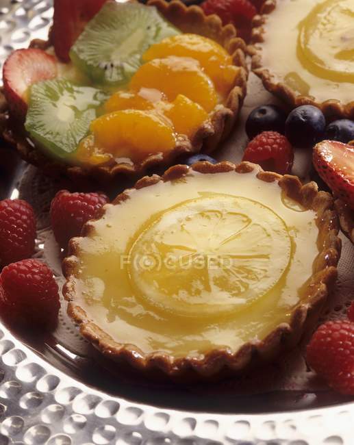 Крупним планом подання лимона і змішаних фруктів Тарталетки — стокове фото