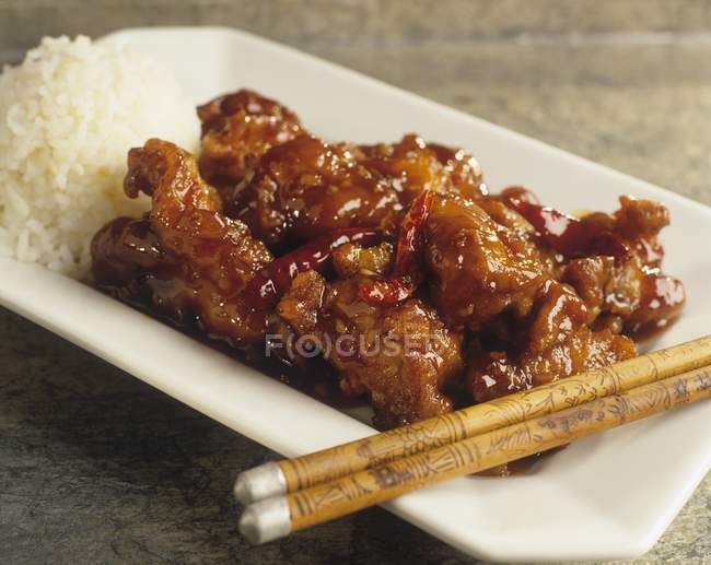 Вид крупным планом на куриное блюдо General Tso — стоковое фото