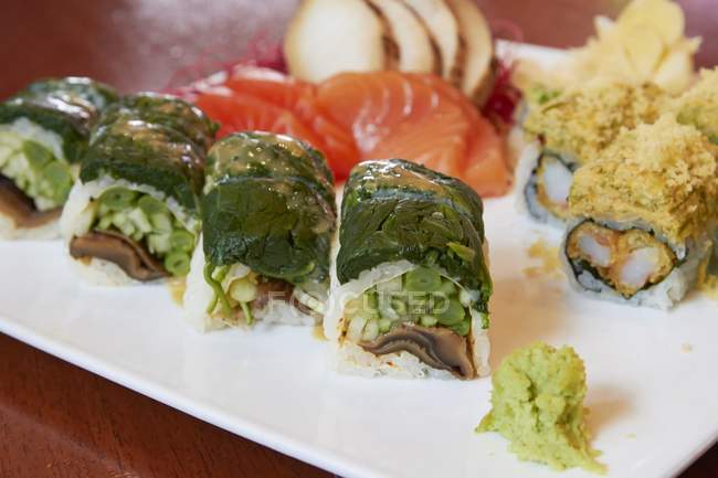 Varios tipos de sushi - foto de stock