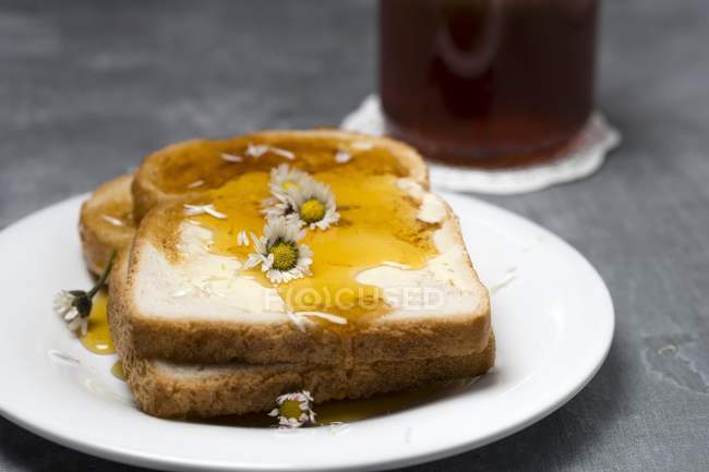 Rebanadas de pan tostado con miel - foto de stock