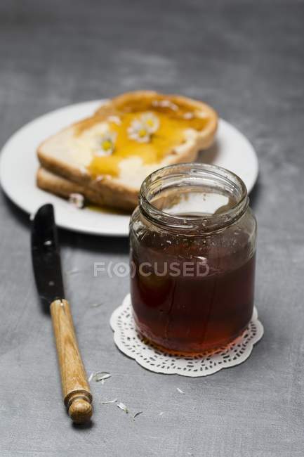 Pot de miel avec pain grillé — Photo de stock