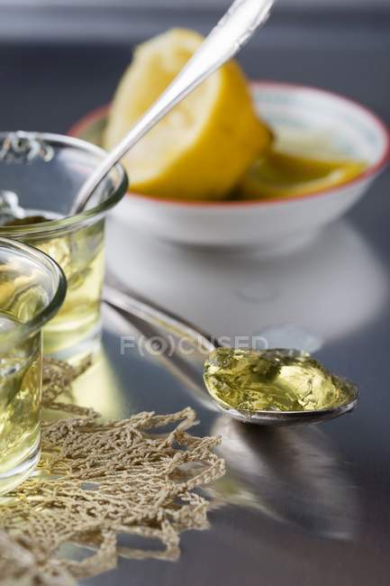 Лимонное желе в стеклянных банках — стоковое фото