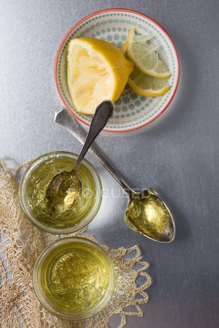 Gelatina di limone in barattoli di vetro — Foto stock