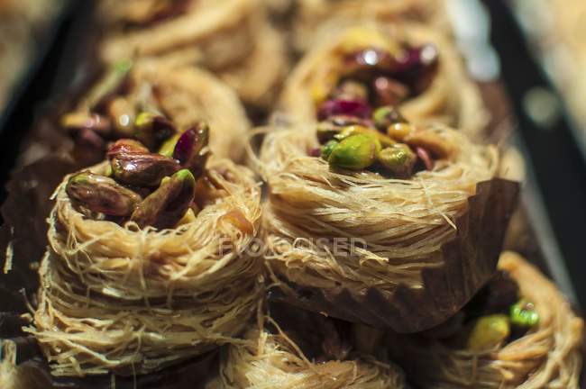 Vista da vicino dei nidi di baklava araba con pistacchi — Foto stock