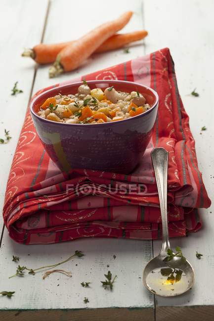 Сельский фасолевый суп с морковью и горохом — стоковое фото