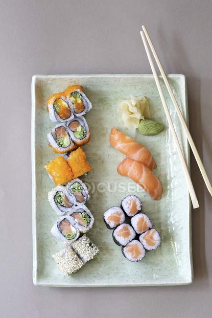 Différents types de sushis, gingembre et wasabi — Photo de stock