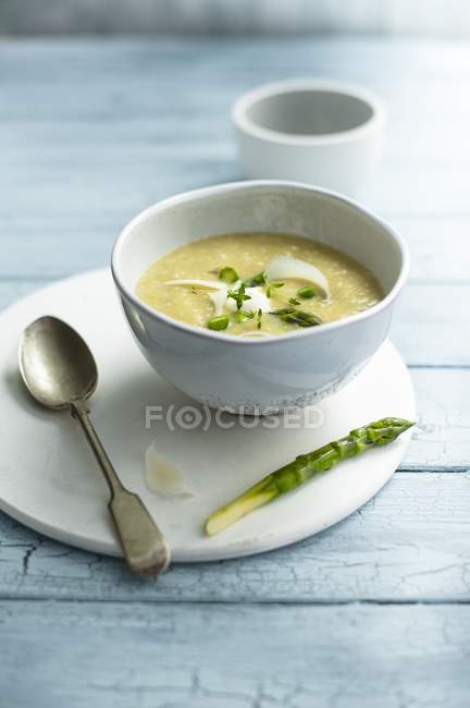 Tigela de sopa de espargos com colher — Fotografia de Stock