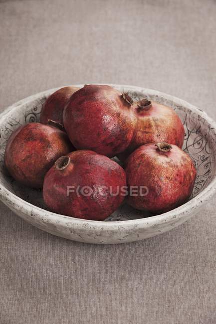 Schale mit roten Granatäpfeln — Stockfoto