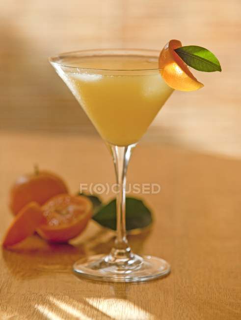 Martini à la mandarine sur table — Photo de stock