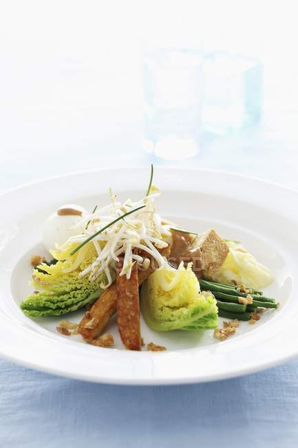 Salada de legumes com ovos e tofu — Fotografia de Stock