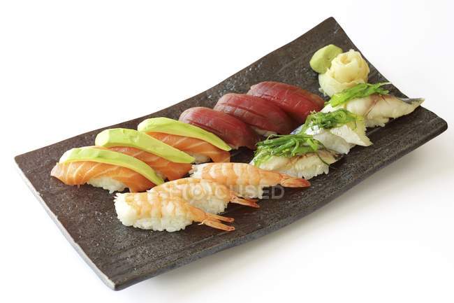 Sushi nigiri na travessa — Fotografia de Stock