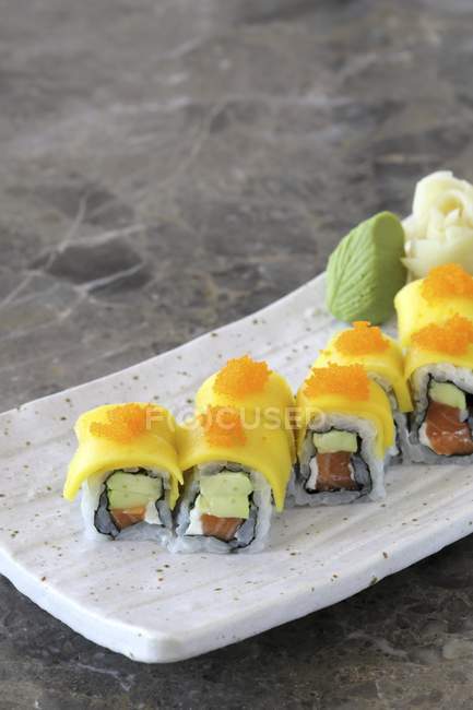 Sushi de salmón doble - foto de stock