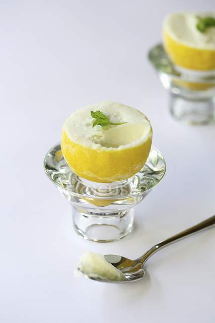 Lemon sorbet with mint — Stock Photo
