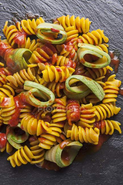 Wholemeal fusilli pasta and courgette — Stock Photo