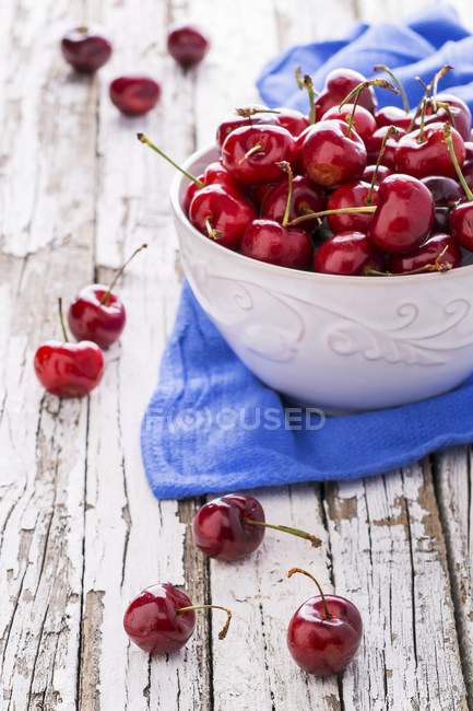 Tigela de cerejas frescas — Fotografia de Stock